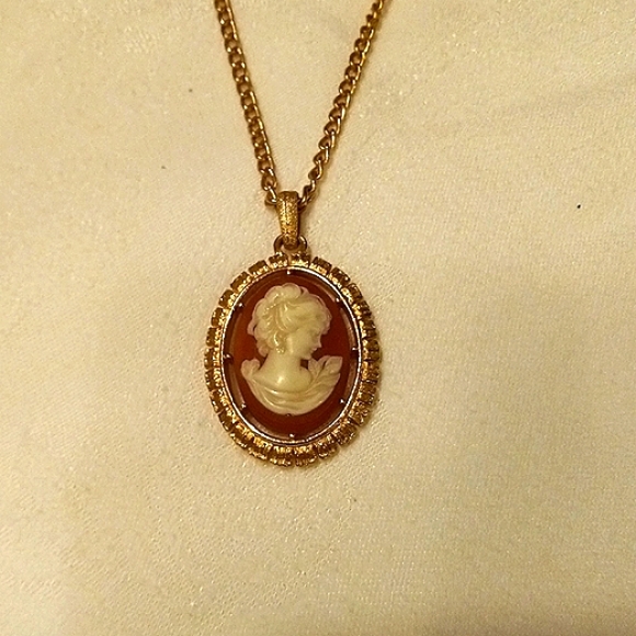 Vintage Avon Cameo Necklace - Picture 2 of 6